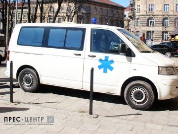 Французькі студенти передали дві машини швидкої допомоги для потреб лікарень на сході України