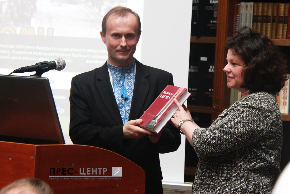 Посол Латвії в Україні передала Науковій бібліотеці Львівського університету книжковий дарунок