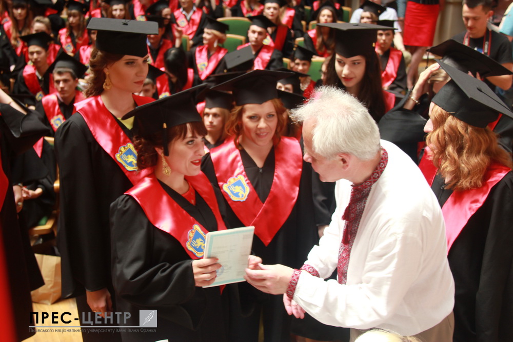 Вручення дипломів випускникам філологічного факультету