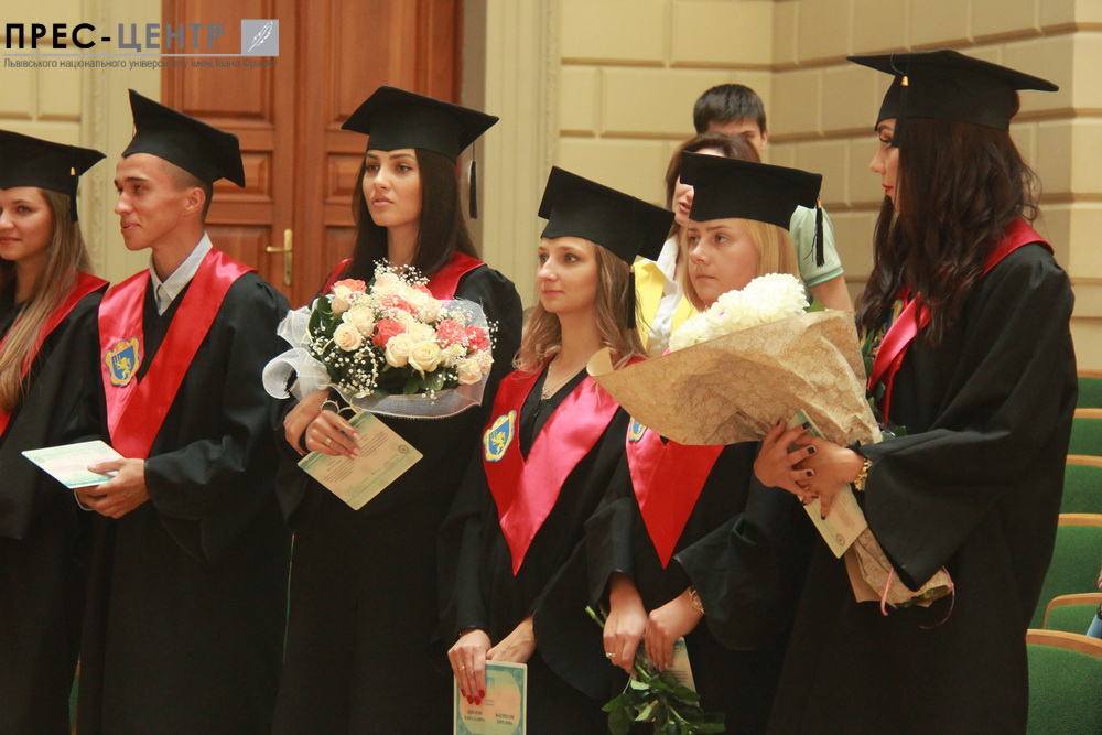 Випускники факультету міжнародних відносин отримали дипломи про вищу освіту