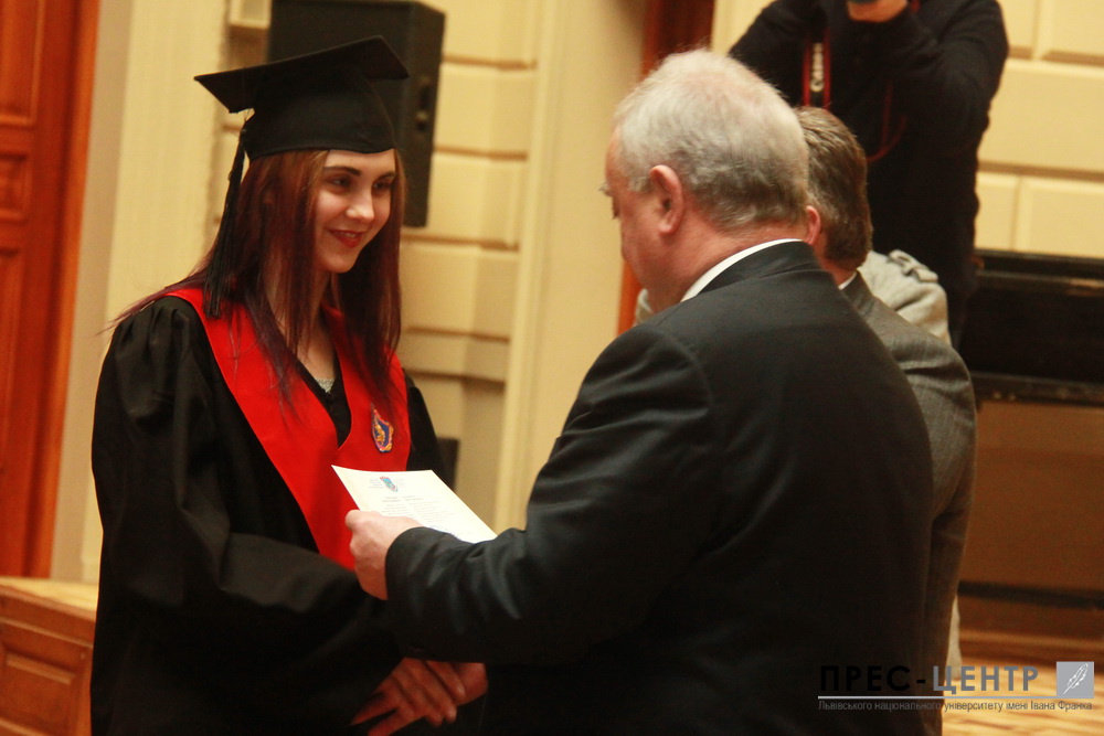 Близько 100 випускників факультету міжнародних відносин отримали дипломи