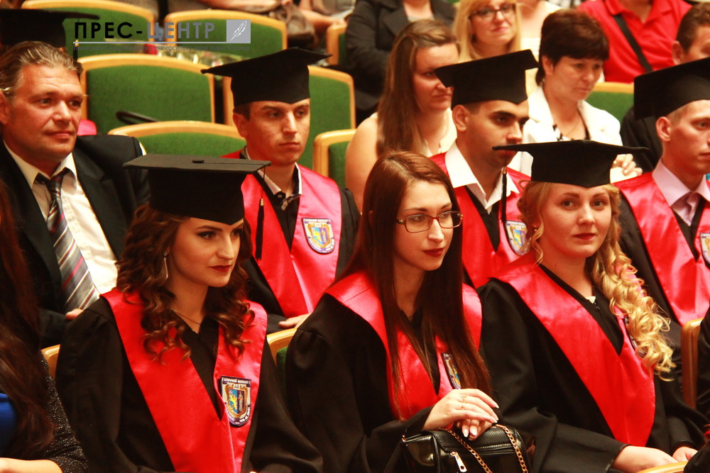 Близько 100 випускників Львівського університету стали дипломованими істориками, архівістами та соціологами