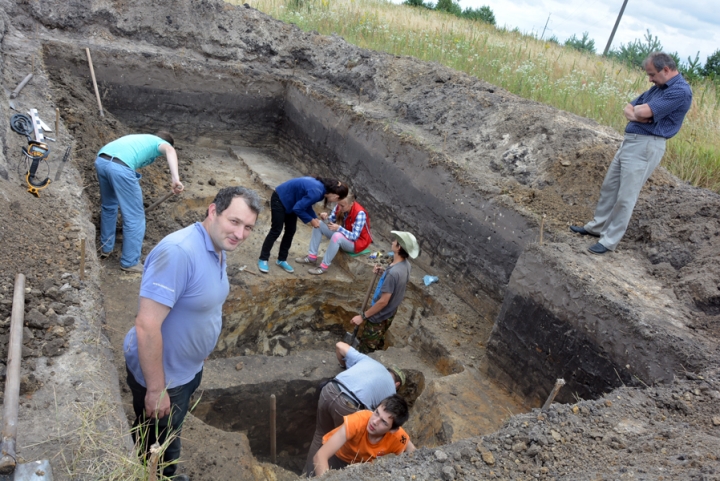 Студенти історичного факультету під час розкопок в околиці міста Броди (урочище Заставки) знайшли залишки житла готів