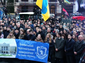 Чисельна колона студентів і викладачів Львівського університету взяла участь у «Молитовному Майдані»