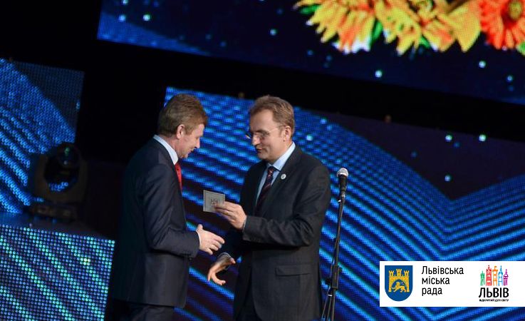 Мер Львова нагородив відзнакою «Золотий герб міста Львова» професора Віктора Голубка