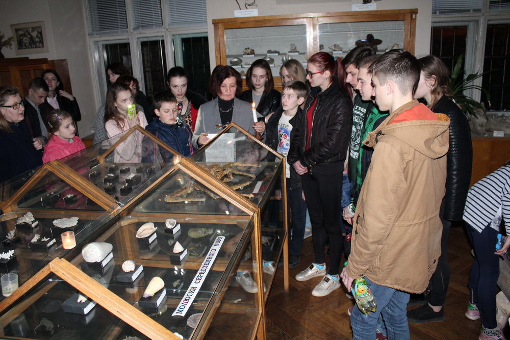 У Палеонтологічному музеї провели екскурсію при свічках