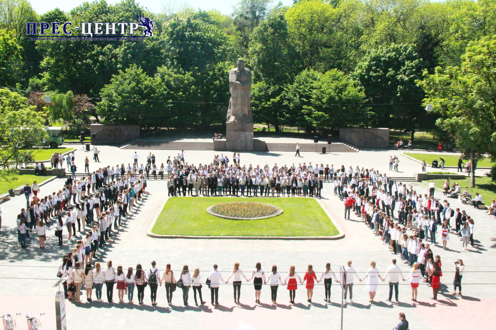 Близько 500 студентів та викладачів ЛНУ ім. Івана Франка взяли участь у флешмобі з нагоди Дня вишиванки