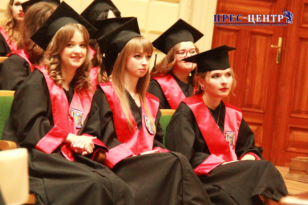 Випускники філософського факультету отримали дипломи про освіту