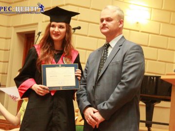 Випускники економічного факультету отримали дипломи про вищу освіту