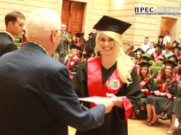 Випускники факультету журналістики отримали  дипломи про освіту