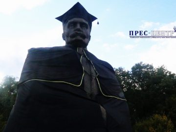 Студенти Університету одягнули пам’ятник Іванові Франку в мантію