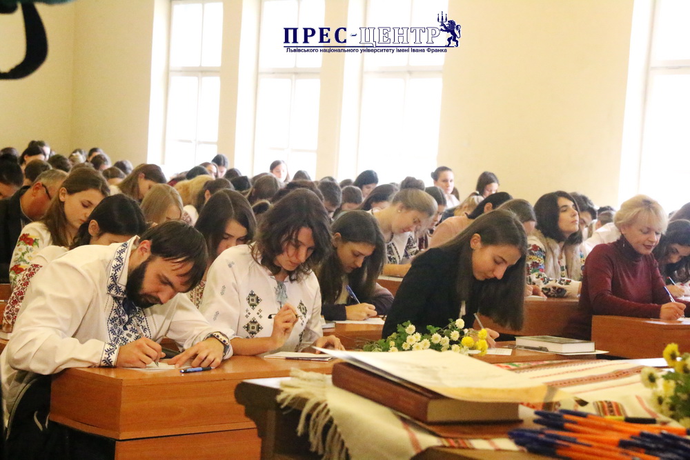 Студенти і працівники Університету долучилися до Всеукраїнського диктанту Національної єдності