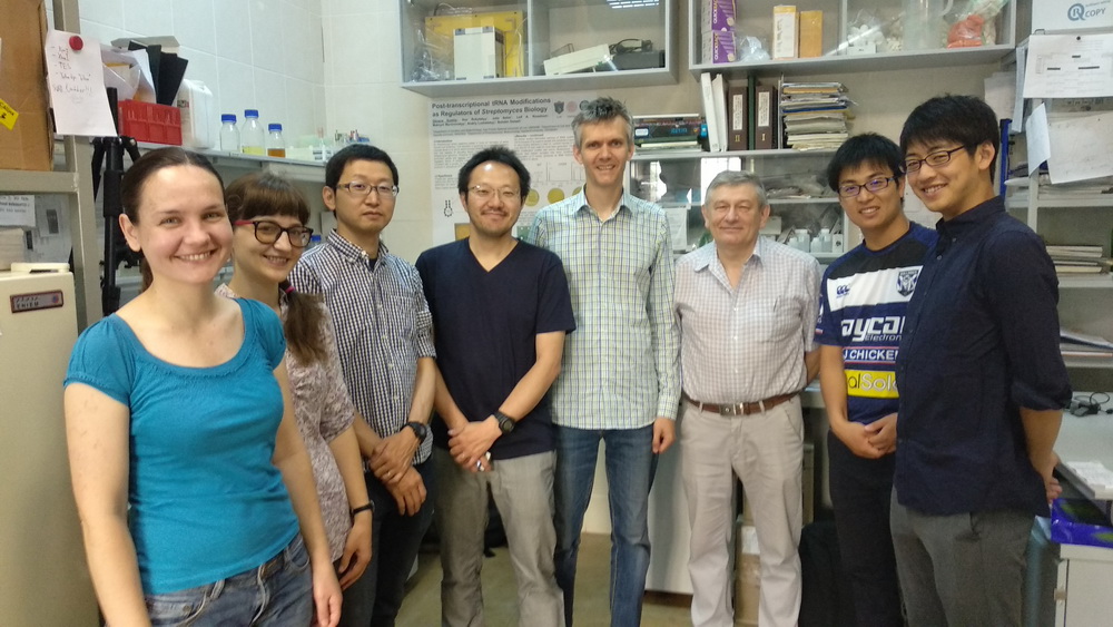 Японські біологи здобувають практичні навички роботи у лабораторії Львівського університету