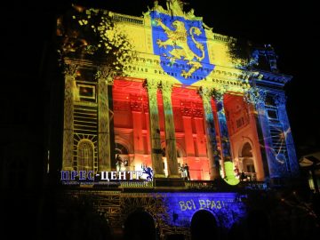 На фасаді Львівського університету показали відеомапінг з нагоди 100-річчя ЗУНР