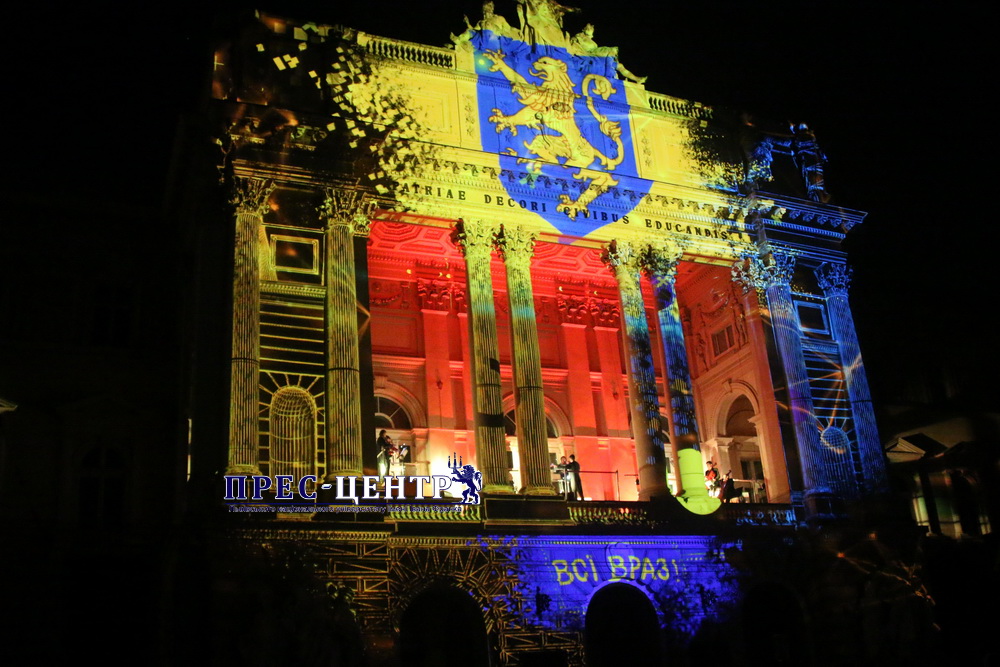 На фасаді Львівського університету показали відеомапінг з нагоди 100-річчя ЗУНР