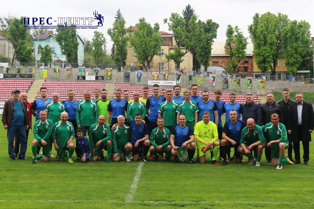 Команда збірної Університету зіграла товариський матч із ветеранами ФК «Карпати»