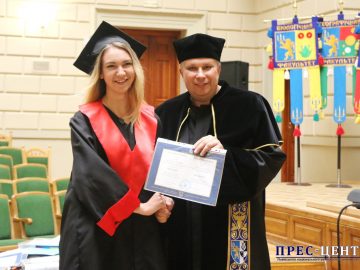 Випускникам Львівського університету вручили дипломи про освіту