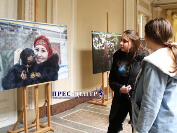 У Львівському університеті презентували фотовиставку «Фронтові друзі»