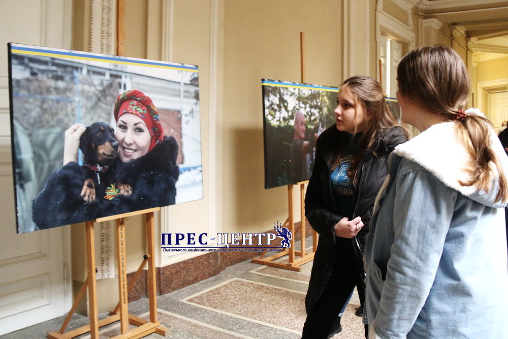 У Львівському університеті презентували фотовиставку «Фронтові друзі»
