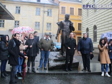 Спільнота Університету провела флешмоб до дня народження Володимира Івасюка
