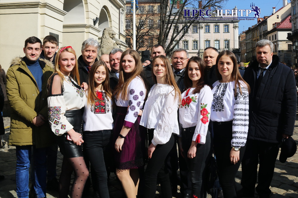 Студенти та працівники Університету долучилися до акції публічного виконання Гімну України