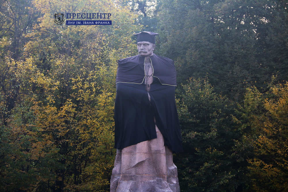 Студенти Університету одягнули пам’ятник Іванові Франку в мантію