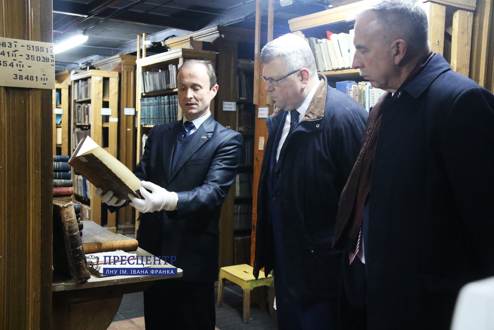 Надзвичайний і Повноважний Посол Латвії в Україні Ілгварс Клява відвідав Наукову бібліотеку Університету