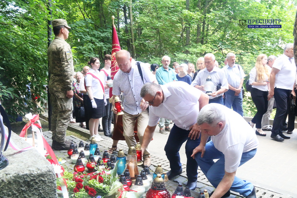 Представники Університету вшанували пам’ять професорів, розстріляних на Вулецьких пагорбах