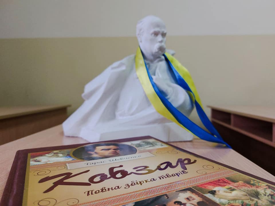 Народ вкраїнський молиться Тарасу: колектив факультету журналістики вшанував пам’ять Великого Кобзаря