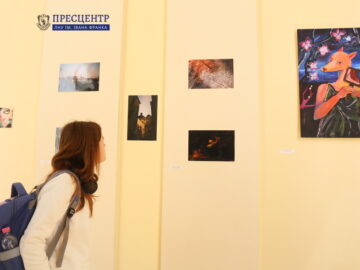 В Університеті триває благодійна виставка творчих робіт студентів філософського факультету