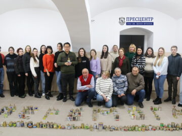 Студенти та викладачі географічного факультету продовжують виготовляти окопні свічки для Збройних сил України
