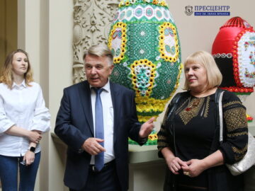 У Львівському університеті презентували виставку пасхальних яєць з авторською вишивкою народної майстрині Галини Ковальської