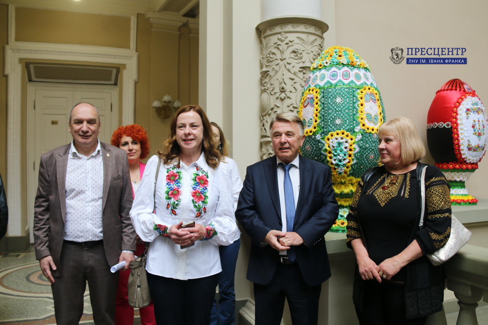 У Львівському університеті презентували виставку пасхальних яєць з авторською вишивкою народної майстрині Галини Ковальської