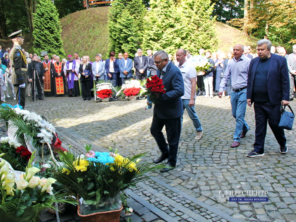 Представники Університету вшанували пам’ять професорів, розстріляних на Вулецьких пагорбах